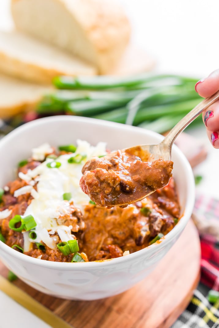  This HEALTHY and EASY Turkey Chili Recipe has perfect heat and a SECRET INGREDIENT that makes it the ultimate winter meal and great for game days!