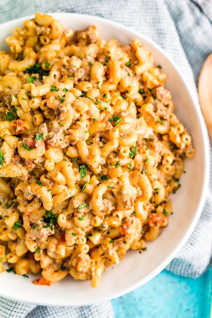 This One-Pot Chili Mac n Cheese is the perfect cheesy recipe for lazy Sundays or a weeknight dinner. It requires minimal prep and is ready in just 30 minutes and combines two of the BEST comfort foods around!