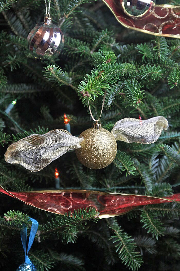 Easy-Harry-Potter-Golden-Snitch-DIY-Christmas-Ornament-Idea