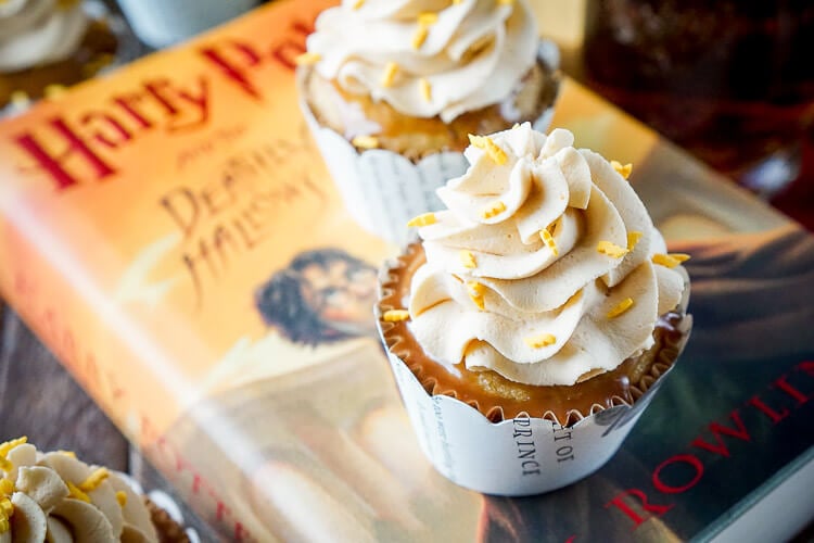 These Harry Potter Butterbeer Cupcakes are AMAZING and will cast a spell on your taste buds and leave you in a state of geeky bliss!