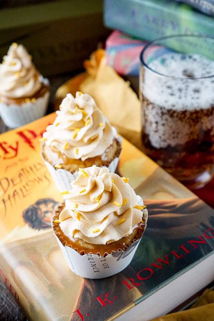 These Harry Potter Butterbeer Cupcakes are AMAZING and will cast a spell on your taste buds and leave you in a state of geeky bliss!