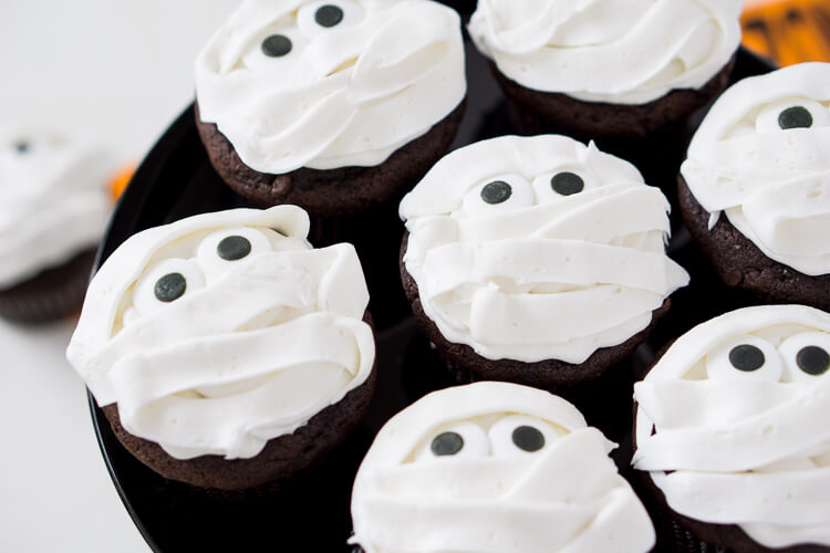 These spooky, sweet Mummy Halloween Cupcakes are the perfect addition to any Halloween celebration, whether it be a killer costume party or a scary movie marathon at home.