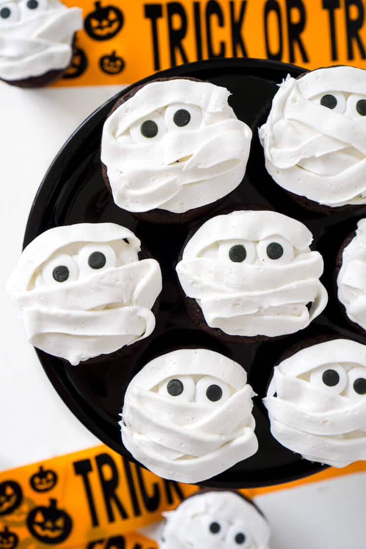 These spooky, sweet Mummy Halloween Cupcakes are the perfect addition to any Halloween celebration, whether it be a killer costume party or a scary movie marathon at home.