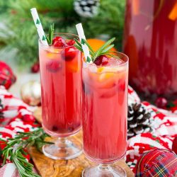 El ponche de Navidad es una bebida fácil y deliciosa para fiestas navideñas llena de frutas como arándanos, naranjas y granadas. Manténgalo sin alcohol o agregue ron o vodka para un espíritu navideño extra.
