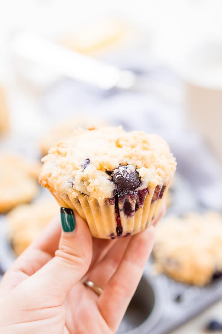Easy and Delicious Blueberry Muffins Recipe with a Crumb Topping