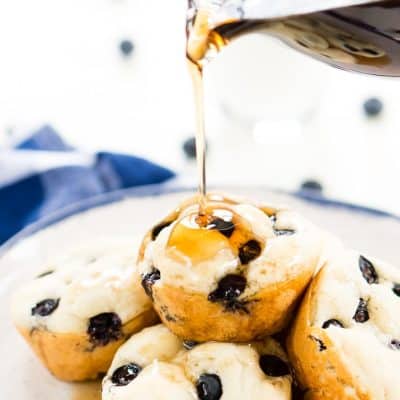 Blueberry Pancake Muffins er en enkel, bærbar, 4-ingrediens morgenmad eller snack både du og dine børn vil elske. Perfekt til de skøre skolemorgener eller ugedage på farten, eller du kan nyde dem derhjemme med smør og ahornsirup!