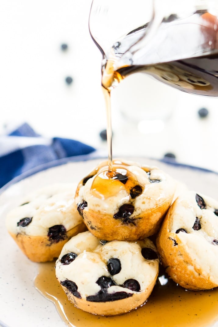  az áfonyás palacsinta muffin egy egyszerű, hordozható, 4 összetevős reggeli vagy snack, amelyet mind Ön, mind gyermekei imádni fognak. Tökéletes azoknak az őrült iskolai reggeleknek vagy hétvégéknek útközben, vagy otthon is élvezheti őket vajjal és juharsziruppal!