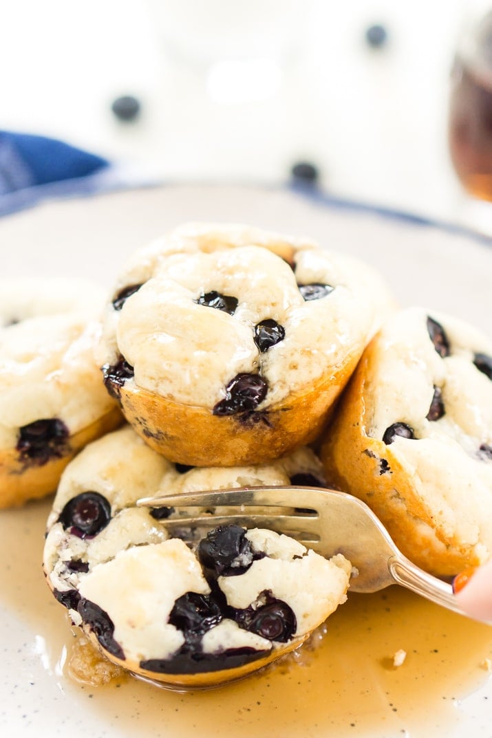  Blueberry Pancake Muffins er en enkel, bærbar, 4-ingrediens morgenmad eller snack både du og dine børn vil elske. Perfekt til de skøre skolemorgener eller ugedage på farten, eller du kan nyde dem derhjemme med smør og ahornsirup!