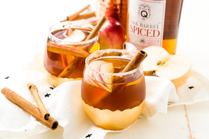This Apple Crumble Cocktail is a delicious fall drink!
