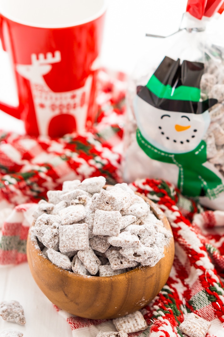 Muddy Buddies / Puppy Chow Recipe make a great homemade holiday treat