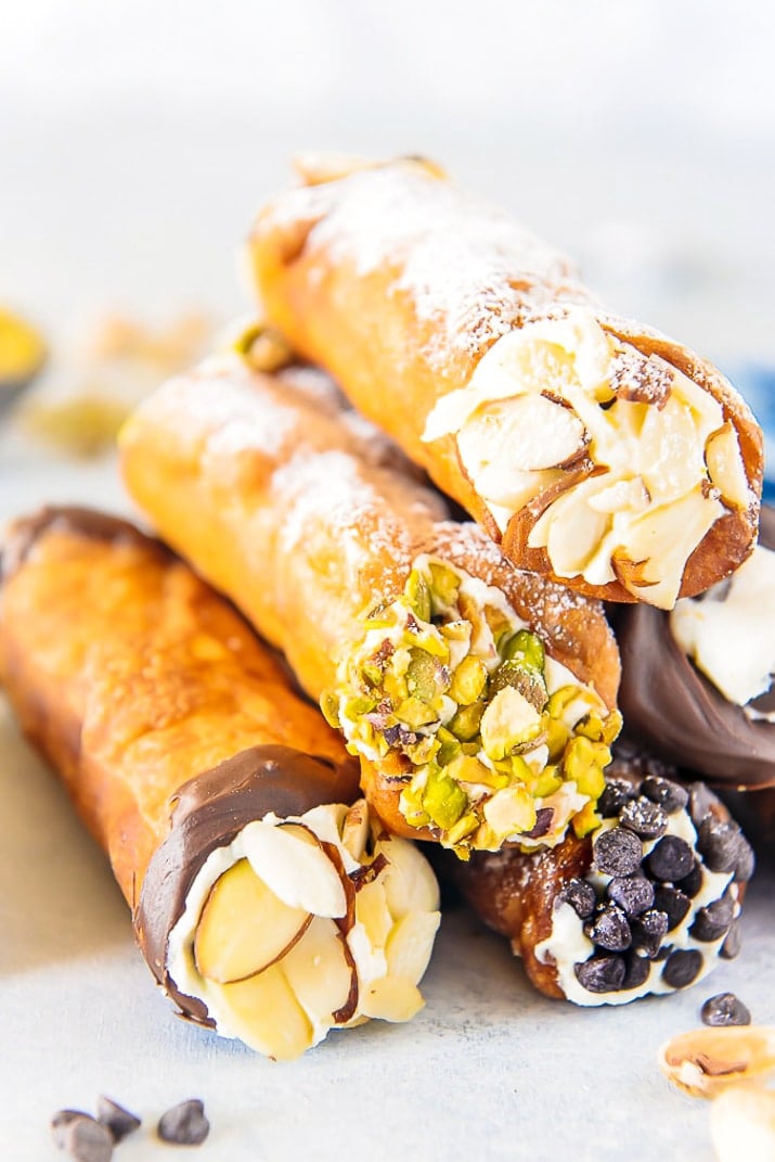  Les cannoli faits maison sont si faciles à préparer et à déguster tout aussi satisfaisants que ceux achetés dans une boulangerie italienne. La coquille croustillante et la garniture crémeuse au fromage ricotta sucré sont à tomber par terre et rendront chaque jour un peu spécial!