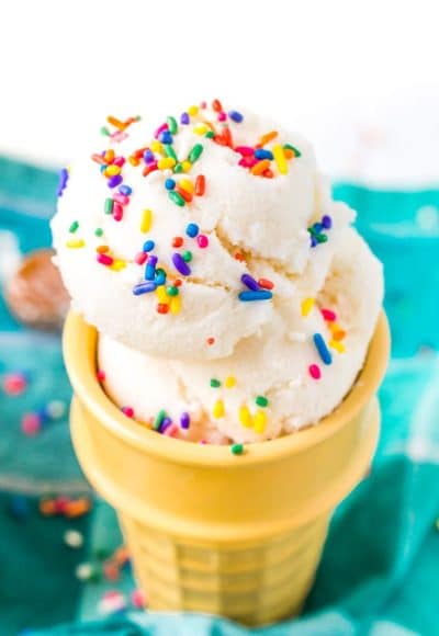 This Snow Cream is an easy homemade ice cream made out of actual snow! A fun recipe to make with the kiddos in vanilla, caramel, or chocolate flavor!