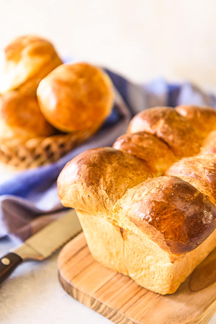 Whole loaf of brioche on cutting board