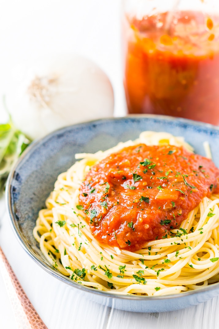 pasta pomorodo sauce in blue bowl 