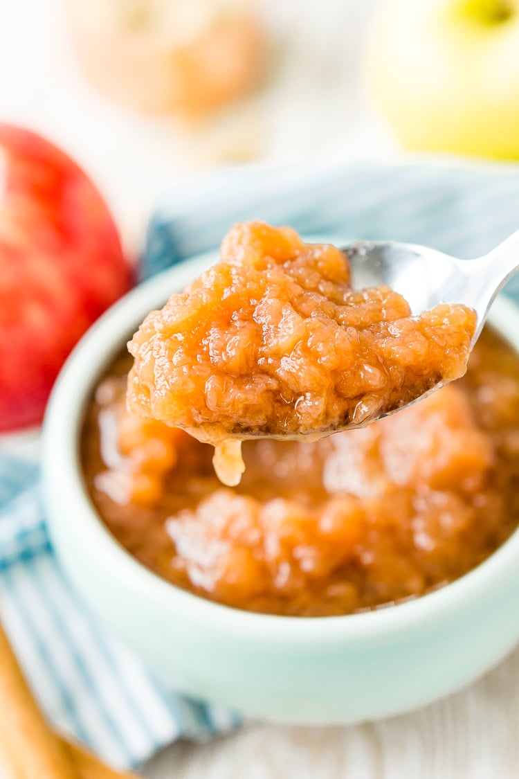How to make applesauce in the crockpot - This Homemade Applesauce recipe is delicious and super easy to make! Made with apples, white and brown sugars, vanilla, cinnamon, and lemon juice, it’s the perfect way to enjoy fresh-picked apples.