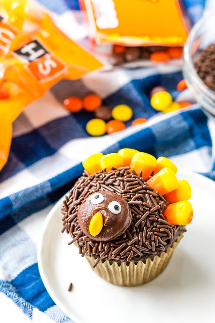 These Turkey Cupcakes are an easy-to-make treat for the kids and a fun way to celebrate the Thanksgiving season!