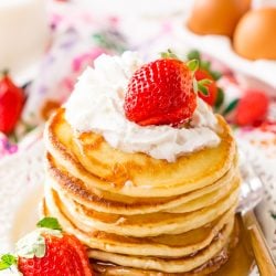  Les crêpes au fromage à la crème ajoutent une touche savoureuse à un favori traditionnel du petit-déjeuner! Ils ont une saveur décadente avec une texture dense mais moelleuse pour un plat que toute la famille adorera.