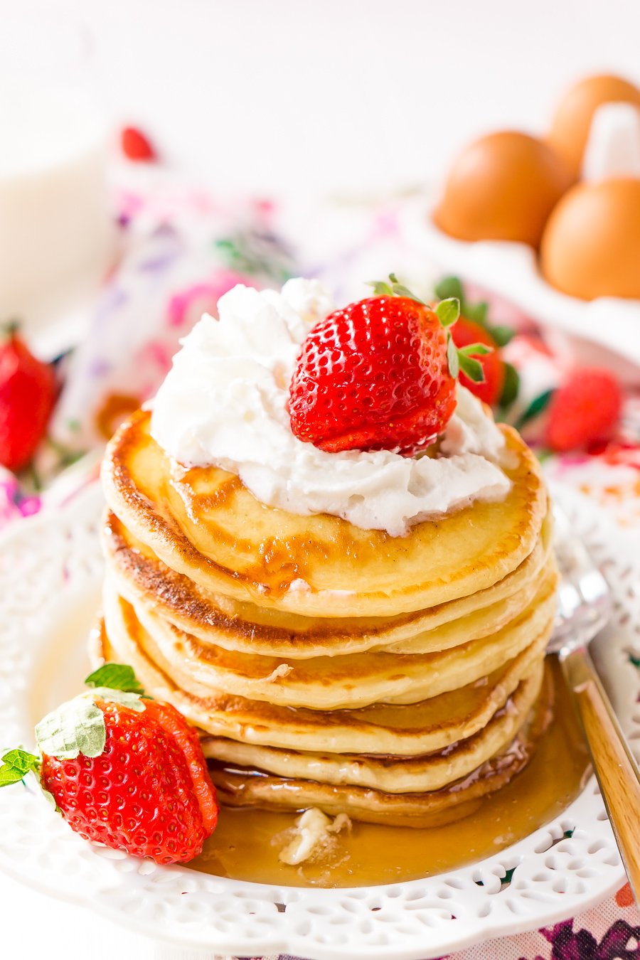 Flødeostpandekager sætter en velsmagende vri på en traditionel morgenmadsfavorit! De har en dekadent smag med en tæt, men fluffy tekstur til en skål, som hele familien vil elske.