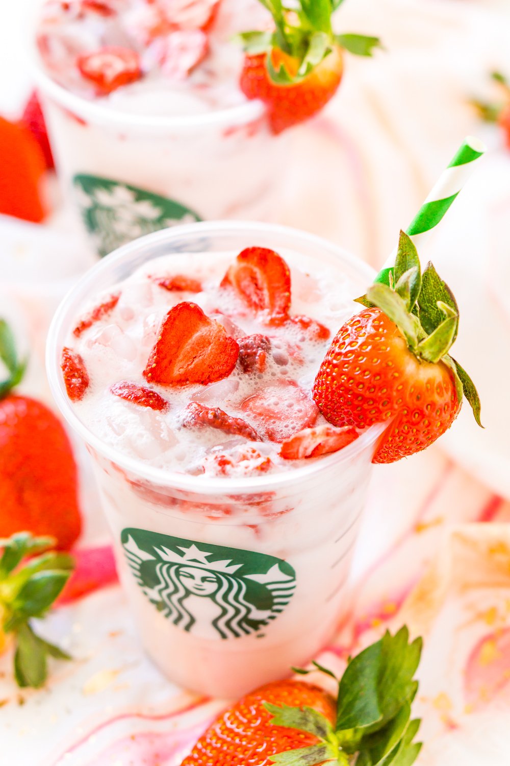 Dieser Starbucks Pink Drink ist ein preiswerteres und ebenso leckeres Rezept, um Ihr fruchtiges Lieblingsgetränk von Starbucks direkt zu Hause zuzubereiten, mit Acai-Beerentee, Kokosmilch, weißem Traubensaft, einfachem Sirup und gefriergetrockneten Erdbeeren!