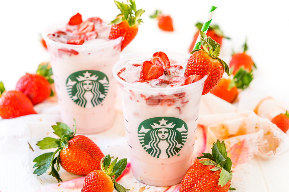 Deze Copycat Starbucks Pink Drink is een goedkoper en net zo lekker recept om je favoriete fruitige Starbucks drankje thuis te maken met acai bessen thee, kokosmelk, witte druivensap, eenvoudige siroop, en gevriesdroogde aardbeien!