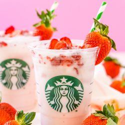 Questo Copycat Starbucks Pink Drink è una ricetta più economica e altrettanto deliziosa per preparare la tua bevanda fruttata preferita di Starbucks direttamente a casa con tè alle bacche di acai, latte di cocco, succo di uva bianca, sciroppo semplice e fragole liofilizzate!