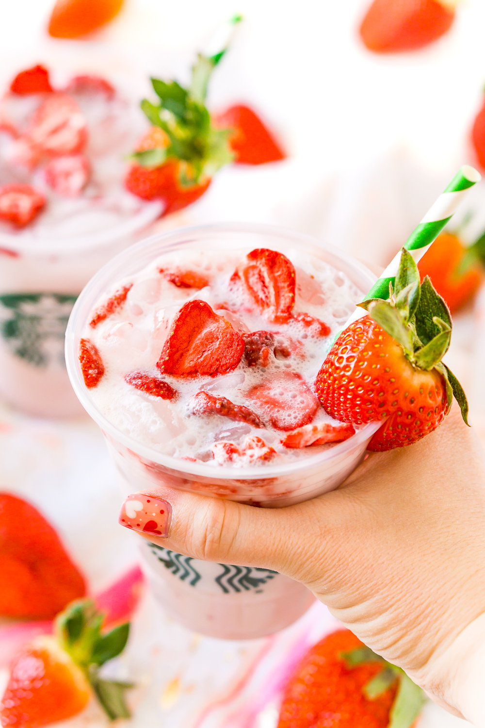 Deze Copycat Starbucks Pink Drink is een goedkoper en net zo lekker recept om je favoriete fruitige Starbucks drankje thuis te maken met acai bessen thee, kokosmelk, wit druivensap, eenvoudige siroop en gevriesdroogde aardbeien!