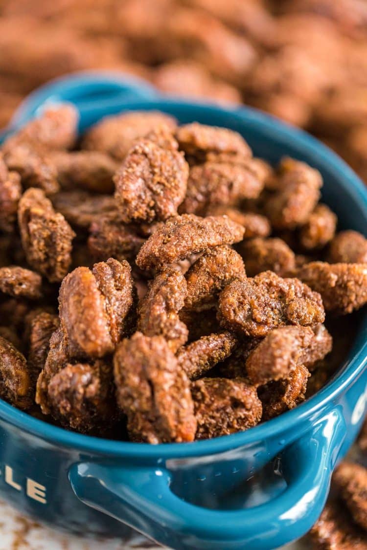 Gingerbread Candied Pecans in a blue serving bowl.