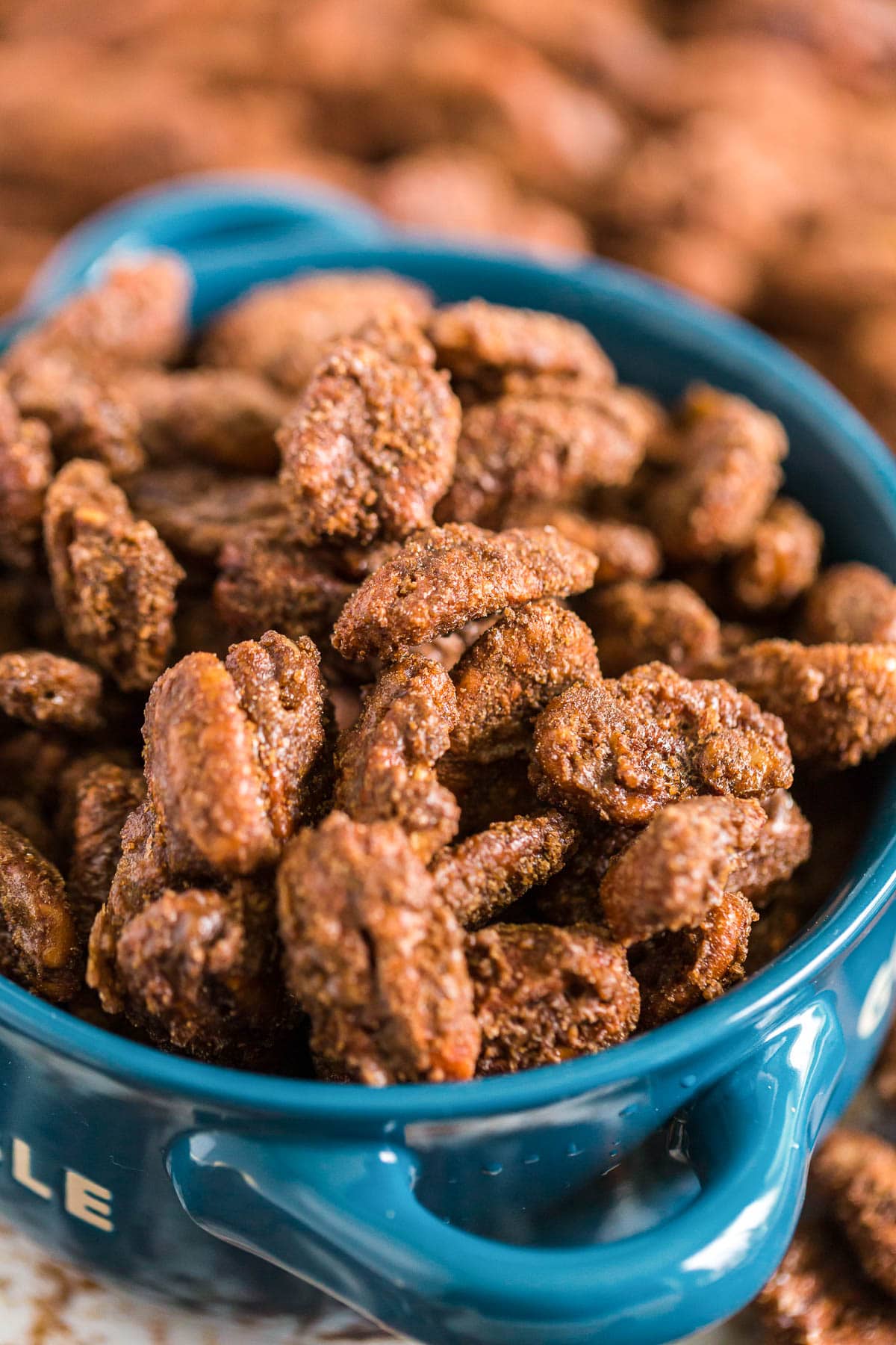 Gingerbread Candied Pecans in a blue serving bowl.