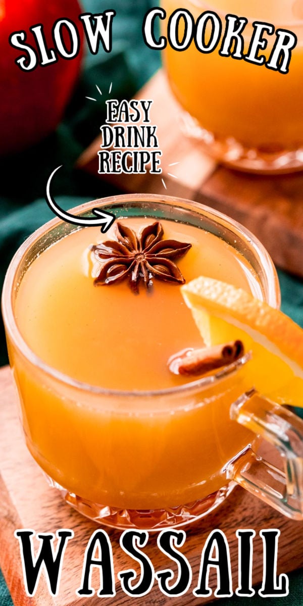 Denne Varme Wassail-oppskriften er en deilig drink laget av varm eplecider, juice, brunt sukker og krydder. Denne varme feriedrinken er laget i slow cooker for enkel og er perfekt for servering på sammenkomster! via @ sugarandsoulco