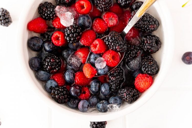 Nature's Cereal is the hottest new (and healthy) TikTok trend that's taking the world by storm! Made with fresh berries, coconut water, and ice - it's super refreshing and flavorful!