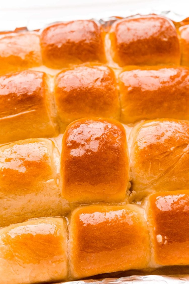 Close up photo of yeast rolls in a pan.