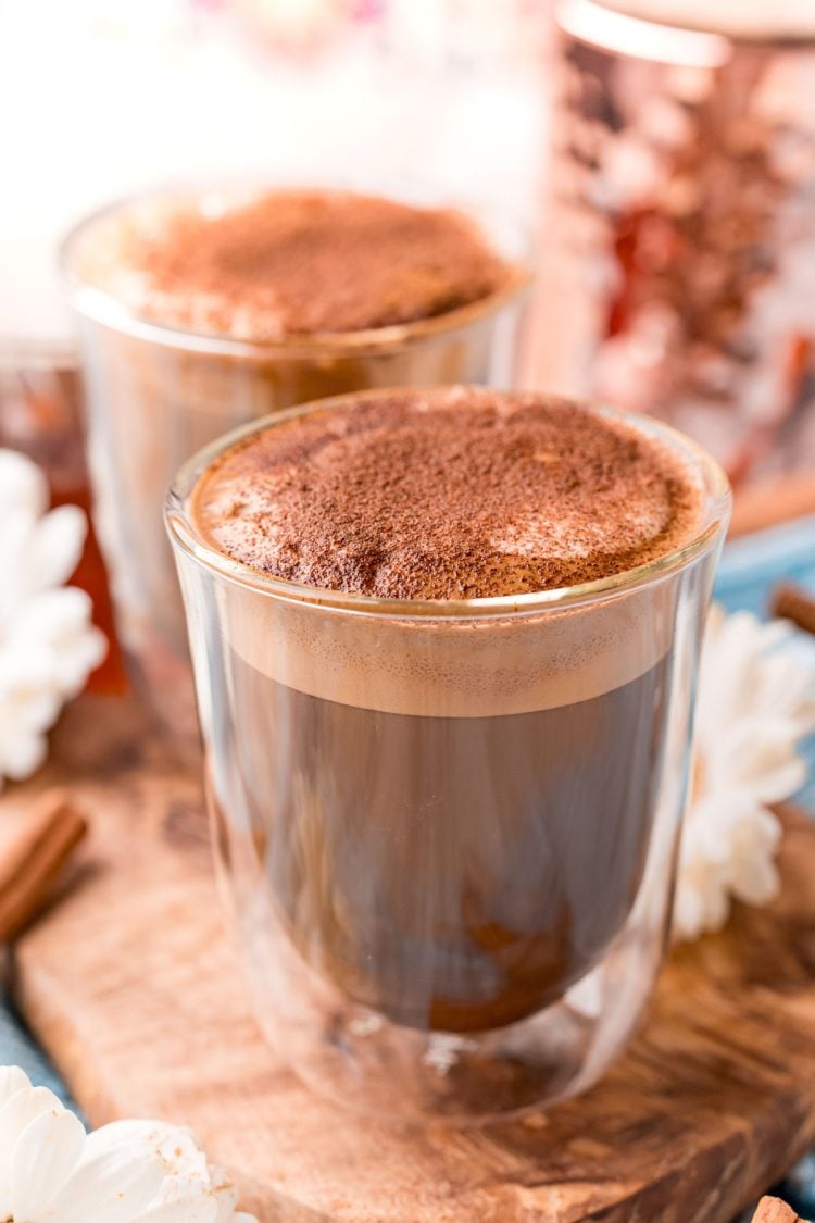 Close up photo of a double walled coffee glass filling with cafe con miel.