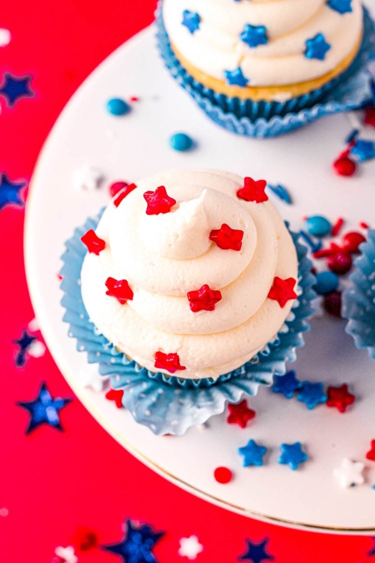 4th of July decorated cupcakes on a white cake stand.