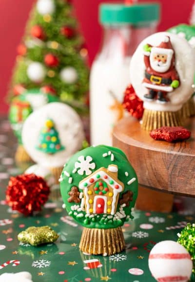 Close up oh an Oreo Snow Globe Cookie with more around it.