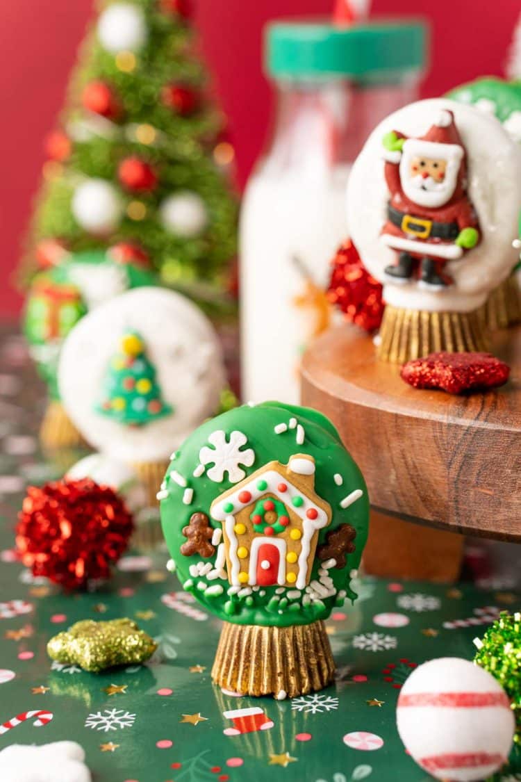 Close up oh an Oreo Snow Globe Cookie with more around it.