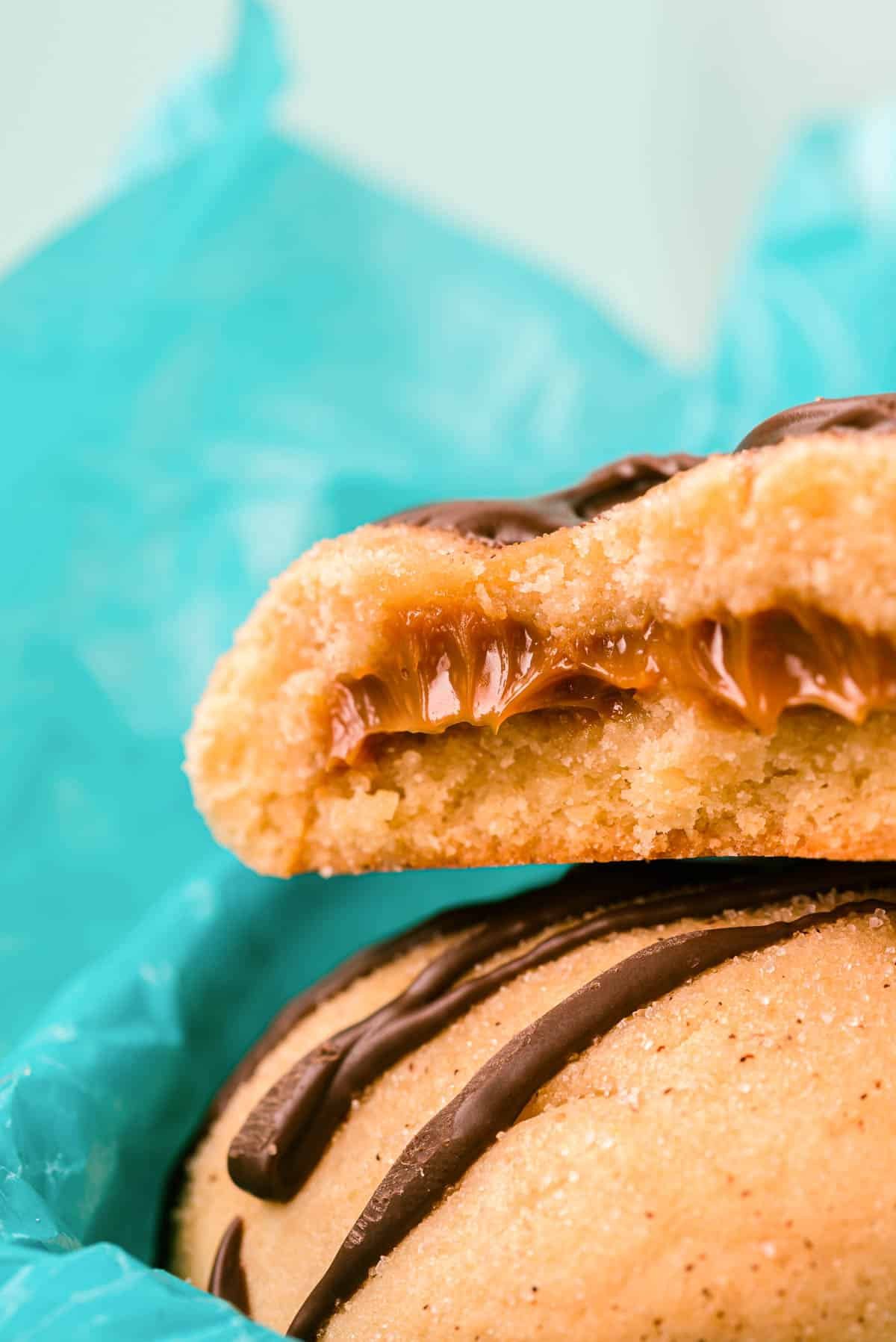 Close up photo of the dulce de leche in a cookie.
