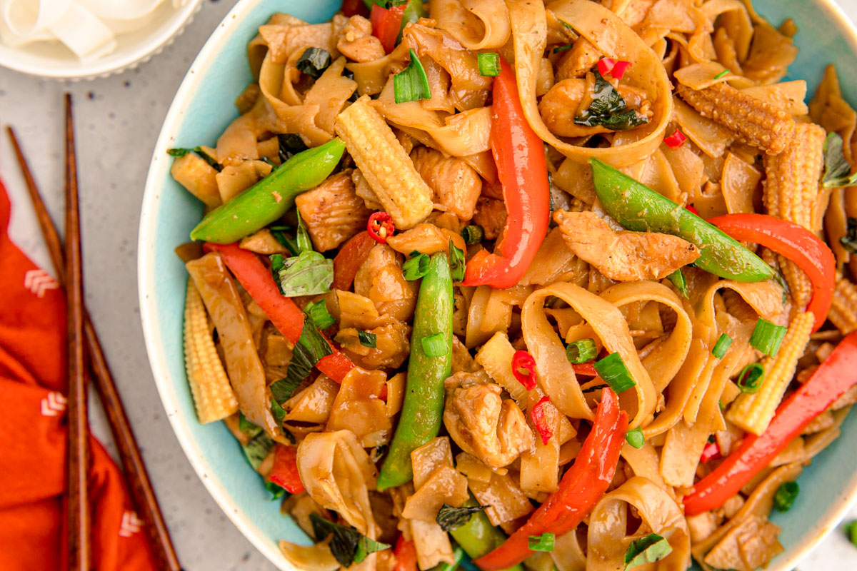 Drunken Noodles in a blue bowl.