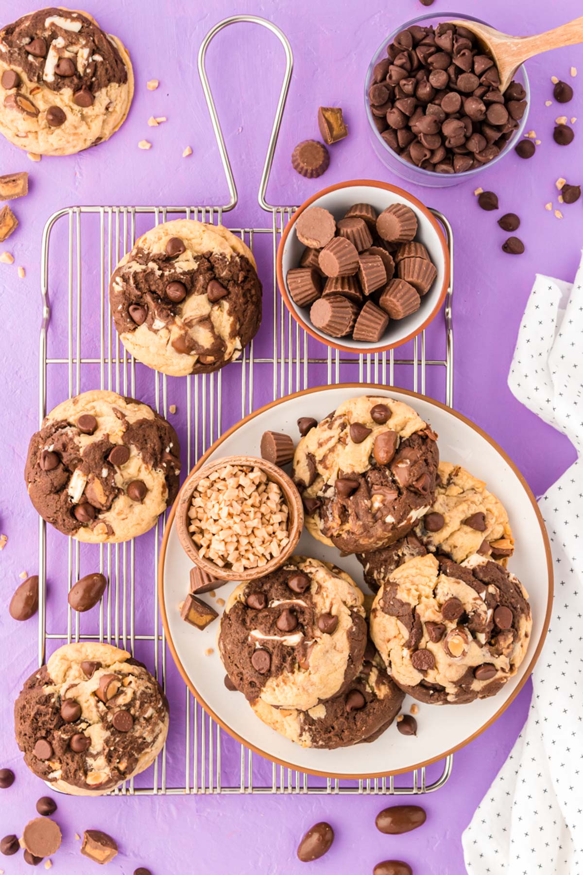 Cookies on a wire rack.